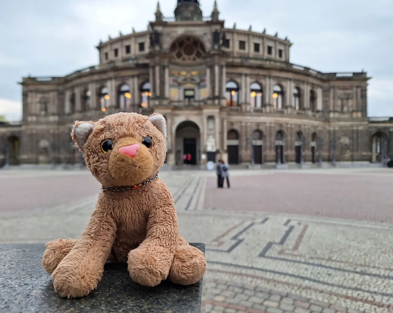 Hallo, hier ist eure Swede, und das hat einen einfachen Grund: Paps durfte nicht mitkommen. Es hieß, er wäre zu groß für das Handgepäck, gleichwohl wäre Platz für eine kleine Plüschnase – das ging mich an. Und also sprang ich in die Handtasche und ließ mich hinbringen, wohin die Reise auch gehen mochte.Der Weg führte uns – so sagte man mir – nach Dresden. Allerdings war das die einzige Information, die mir gegeben wurde, uns so müssen euch die Bilder mit mir und einigen ehrwürdigen Gebäuden genügen.🇬🇧Hello, this is your Swede, and the reason is simple: Dad wasn’t allowed to go with us. Our hoomies said, he was too big for hand luggage, but there was room for a small plush nose - that meant to be me. So I jumped into the handbag and let myself be taken wherever the journey might take me.The path led us – so I was told – to Dresden. However, that was the only information given to me, so the pictures with me and some venerable buildings will have to suffice you. #Dresden  #Altstadt  #DresdnerZwinger  #SemperOper  #Opera  #JubaOnTour  #PlushiesOfInstagram  #Plushie  #Kuscheltier  #plushies  #plushiecommunity  #instaplushies  #theinstaplushies  #stuffies  #plushielife  #plushieadventures