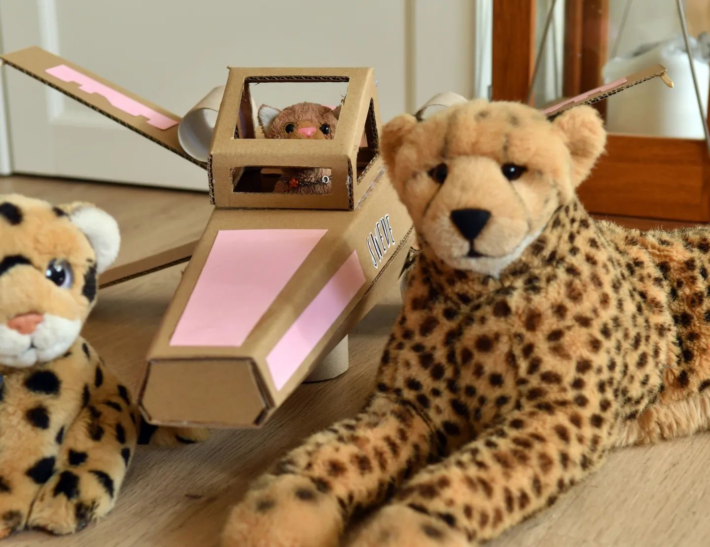 🐱 Dad! Ich bin fertig – hier ist mein ganz eigener X-Wing. Meine rosafarbene R2-Einheit sitzt auch schon drinnen.🐆 Aber... Aber wozu... Wow, der ist großartig geworden. Wow, das Teil ist der Hammer! Verdammt, wie geil ist das denn? Ich werd‘ nicht darüber fertig.🐱 Dad, was ist das denn für eine Wortwahl? Das sagen wir aber nicht in der Öffentlichkeit.🐆 Wie geil, ey...🇬🇧🐱 Dad! It’s done - and here’s my very own X-Wing. My pink R2 unit is already sitting inside too.🐆 But... But why... Wow, it turned out great. Wow, this thing is pawsome! Damn, how cool is that? I can’t cope with it. What the f...🐱 Dad, better watch your word.🐆 Damn, this X-Wing is great.PS: In fact my little Swede was so excited and engaged in build her very own X-Wing, she totally missed out the  #sscoutsstarwarscelebration by  #venturethebear  #lizzylouandfriends  #stuffiescouts. Hopefully the celebrations are going on. #XWing  #StarWarsDay  #MayThe4th  #MayThe4thBeWithYou  #Kartons  #Basteln  #StarWars  #JubaOnTour  #PlushiesOfInstagram  #Plushie  #Kuscheltier  #plushies  #plushiecommunity  #instaplushies  #theinstaplushies  #stuffies  #plushielife  #plushieadventures  #Koesen  #KoesenerSpielzeug