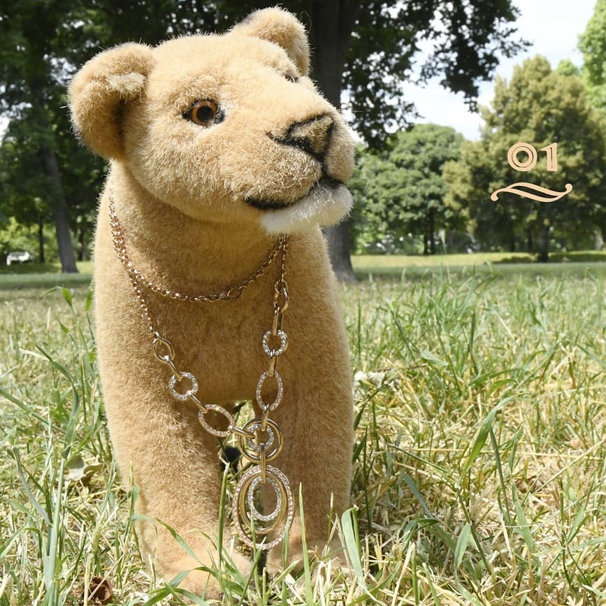 01) Wenn ihr Raufbolde genug Parkbesucher verschreckt, Blumen zertrampelt, Enten verscheucht und Bäume markiert habt, kommt ihr dann bitte einmal zu mir? Ich- ich muss euch etwas sagen.02) Aber nur ganz kurz, Tante Mara. Talek und ich spielen gerade „Wilder Westen“ – und wir befinden uns auf der Flucht vor dem ruchlosen Don G. Pardo, der Schrecken von San Felicitas. Wenn er uns in seine skrupellosen Krallen bekommt, dann ergeht es uns schlecht. Das hat er selbst gesagt.03) Es ist nur ganz, kleine Swede. Ich bin mir sicher, dass der ruchlose Don G. Pardo einer Waffenruhe zustimmt und auch davon absieht, euch das Fell zu gerben. Erst recht, wenn so große Neuigkeiten zu verkünden sind.04) Ich weiß nicht recht, wie ich beginnen soll.05) Denn ich weiß es auch erst seit heute. Wisst ihr, zu Anfang dachte ich, das viele Eis und all die Schokolade in letzter Zeit hätten Spuren hinterlassen, doch heute konnte ich es ganz deutlich fühlen – in mir drinnen. Da konnte ich es fühlen.06) Talek, ich denke, ich bin trächtig.07) TRÄCHTIG?08) Talek? Hast du gehört, was ich gesagt habe? Juba? Hörst du mir zu? Hey, ihr zwei.09) Juba? Juba, warum sagst du denn nichts?10) Whoa, das ist ein Hammer. Trächtig. Aber- aber wie ist das passiert? Ich meine, ich weiß wie. Aber wann? Und wer? Was? Trächtig! Das ist ein Hammer. Im Ernst, das- das ist der Wahnsinn. Mara, hast du das gehört? Du bist trächtig. Ist das nicht der Wahnsinn? Wow, wir werden- Wahnsinn. Trächtig. Ich werde Papa. Hört ihr? Mara und ich bekommen kleine Maras. Und vielleicht auch einen kleinen Talek. #2Plus? #Vaterfreuden  #Traechtig  #JubaUndMara  #JubaOnTour  #AcinonyxJubatus  #Cheetah  #Juba  #Koesen  #KoesenerSpielzeug  #PlushiesOfInstagram  #PlushiesOfGermany  #Stofftier  #Plueschtier  #Plushie  #Kuscheltier