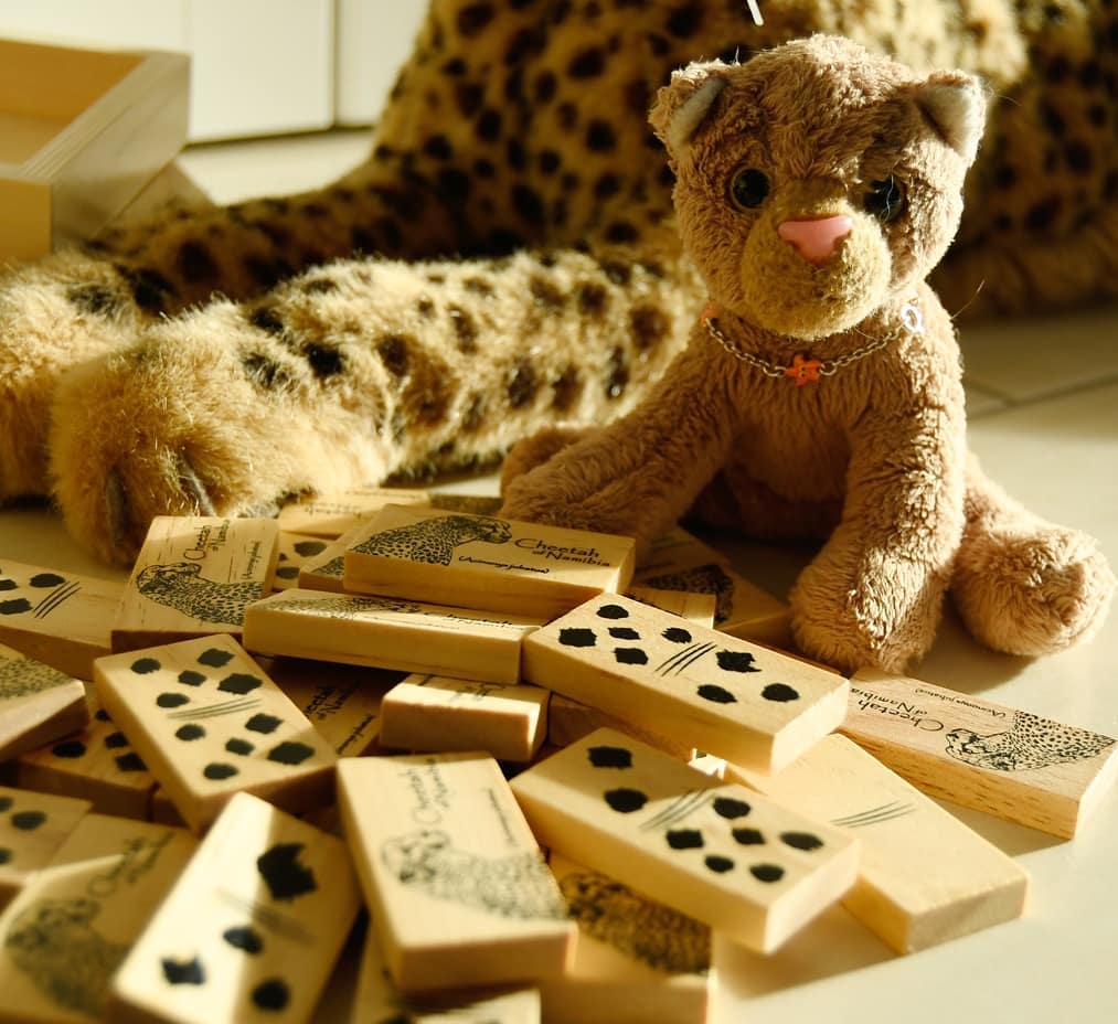 Swede rief mich herbei, zeigte mir, was in dem Päckchen lag und wollte wissen, was das überhaupt sei. WWF Les Dominos Du Guépard – keine Ahnung. Aber glaubte man der Abbildung, war es etwas für Geparde. Also wollten wir es öffnen.Und wir fanden darin eine schöne Holzkiste und in dieser Kiste – wiederum – waren viele, viele kleine Steine. Wie viele es waren, konnte niemand sagen. Es waren mehr Steine, als vier Pfoten Krallen haben. Kurzum, niemand auf der Welt könnte je so weit zählen.Aber die Frage war, was tat man mit den Steinen?Und nun kam Mneka heran und sagte, sie hätte so etwas schon einmal gesehen. Sprach’s und legte die Steine übereinander zu einem tollen Muster. Als sie fertig war, trat sie zurück, um ihr Werk zu bestaunen. Es geriet schön, aber wie man damit spielte, konnte sie danach trotzdem nicht sagen.Die Spielanleitung sollte es klären... #Holzspielzeug  #Domino  #Guepard  #WWF  #Mahjong  #EigeneRegeln  #SpielOhneRegeln  #Punkteverbinden  #JubaOnTour  #AcinonyxJubatus  #Cheetah  #Juba  #Koesen  #KoesenerSpielzeug  #PlushiesOfInstagram  #PlushiesOfGermany  #Stofftier  #Plueschtier  #Plushie  #Kuscheltier  #plushies  #plushiecommunity  #instaplushies  #stuffies  #stuffiesofinstagram  #plushielife