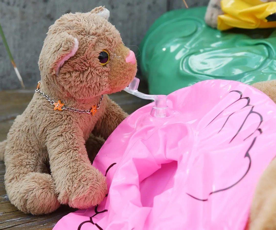 Eigentlich hatte ich mir heute Zeit für mich auserbeten – eine Erklärung erfolgt morgen. Deshalb übertrug ich die Kinderbetreuung heute allein Niara. Und dann stellte sich heraus, dass sie sich nicht gut fühlt und im Bett bleiben müsse, auf dass sie sich auskuriere und woraufhin ich sagte, ich würde ihr beim Auskurieren helfen im Bett, und sie erwiderte lächelnd dann, dass sich niemand um die Kinder kümmerte, solange wir uns auskurierten.Da hatte Niara freilich recht, und Kinderbetreuung war mal wieder bitternötig, denn die Racker waren der irrigen Annahme, Samstag wäre ein guter Tag zum Herumtoben und Dinge zu unternehmen. Am besten wäre es, jemand baute den kleinen Pool auf. Und eben das war mein Los an diesem Nachmittag - während die Kleinen die kleinen Schwimmtiere aufbliesen, blieb für mich der neue Pool, der mich beinahe bewusstlos werden ließ.Grundgütiger, eine halbe Stunde musste ich pusten und pusten und pusten...🇬🇧 Well, I asked my family to have some time only for me - an explanation will be given tomorrow. So I wanted to pass on the child care to Niara. But it turned out that she wasn&#039;t feeling well 😮 and had to stay in bed so she could recover and I said I would help her recovering in bed, and she replied with a smile that no one was taking care of the children as long as we&#039;e recovering, what ever this means.Niara was right, of course child care was sorely needed, because the rascals were of the mistaken assumption that Saturday would be a good day for romping around instead of laying around. It would be best to have someone set up the small pool, they said. And that was my lot that afternoon - while the little ones puffed up the little swimming animals, the new pool remained for me, which almost knocked me out.God, I had to blow and blow and blow for half an hour... #TigerPool  #Pool  #Spaetsommer  #Schwimmtiere  #Badespass  #Beachparty  #JubaOnTour  #AcinonyxJubatus  #Cheetah  #PlushiesOfInstagram  #PlushiesOfGermany  #Plushie  #Kuscheltier  #plushies  #plushiecommunity  #instaplushies  #stuffies  #stuffiesofinstagram  #plushielife  #Koesen  #KoesenerSpielzeug 