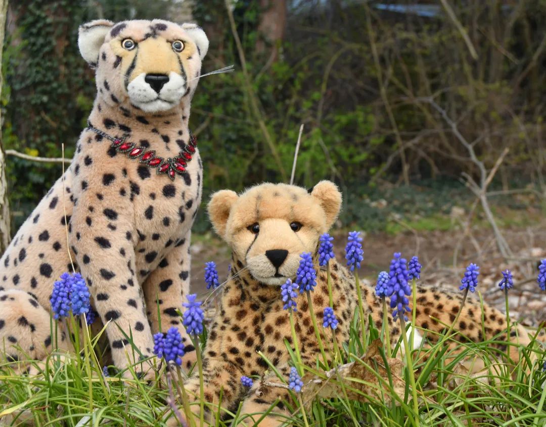 Zwischen der Ostereiersucherei blieb aber immer noch genug Zeit für ein paar zweisame Momente mit Niara zwischen all den Traubenhyazinthen.🇬🇧But between the Easter egg hunts there was still enough time for a few moments with me and my Niara amongst the grape hyacinths. #grapehyacinths  #hyacinths  #Traubenhyazinthen  #Hyazinthen  #JubaOnTour  #Plueschtier  #Kuscheltier  #JubaOnTour  #PlushiesOfInstagram  #Stofftier #koesenerspielzeug  #plushielife