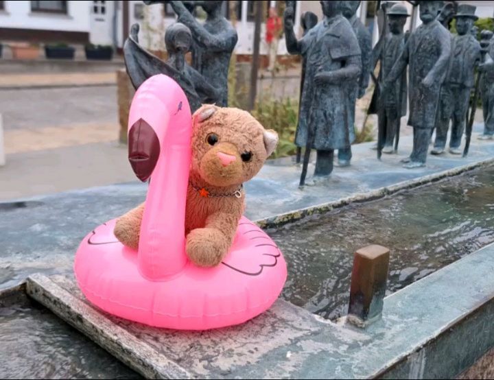 Hallo, hier ist eure supersweete Swede, und ich weiß genau, was ihr denkt: Da ist die Plüschbande wieder einmal an der Ostsee – also wo sind die Flamingovideos? Und allzu gern würden wir euch Videos zeigen, wie wir furchtlos auf den Wellen reiten, aber...
