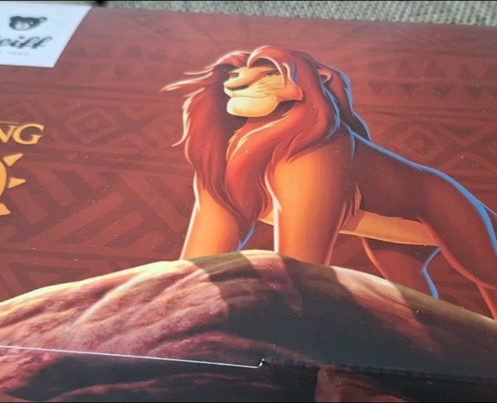 Today's hyoomies birthday. And guess what he got as a present? Yes, it's the 30th anniversary "Mufasa and Simba" TLK edition.  Hope those two won't affect my IG career as the houses plushie ambessador. 😳  [#Steiff] [#TLK] [#LionKing]...