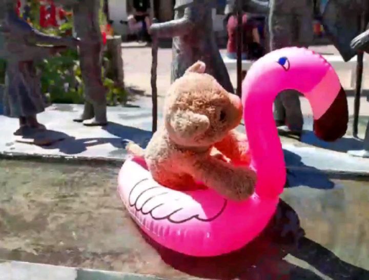 Bei all der Kultur sollte der Spaß nicht zu kurz kommen. Drum hatte unser Mensch eine kleine Überraschung für die Kinder vorbereitet: Auf seinem Telefon gab es eine Karte, die uns zu einem Brunnen führte. Ehe sie sich fragen konnten, was an einem Brunnen...